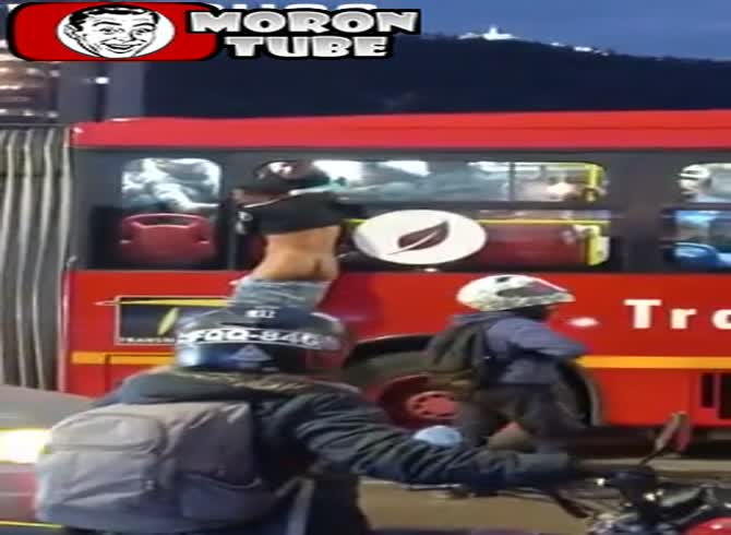 Video :In a bus, a Colombian thief was humiliated
